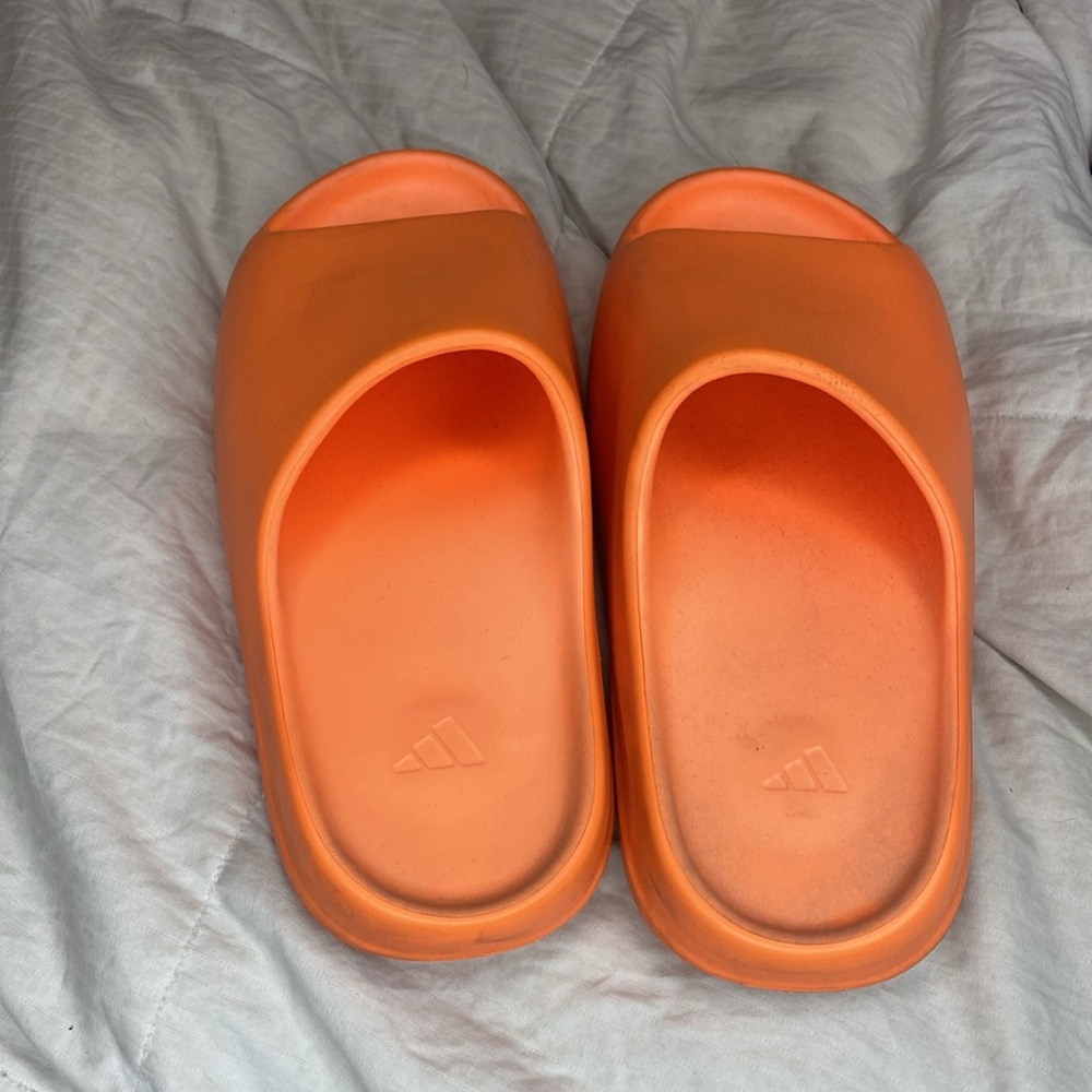 Yeezy Slides - Picture 2 of 7